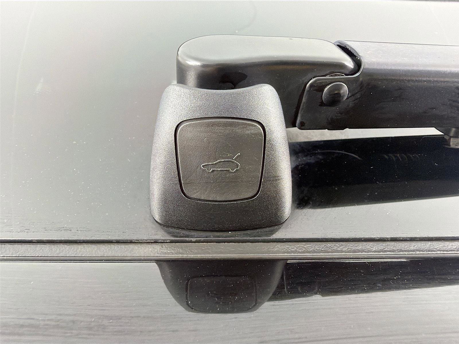 Certified 2023 Porsche Macan AWD/4WD image 24