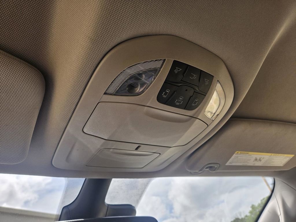 Used 2024 Chrysler Pacifica Select image 19