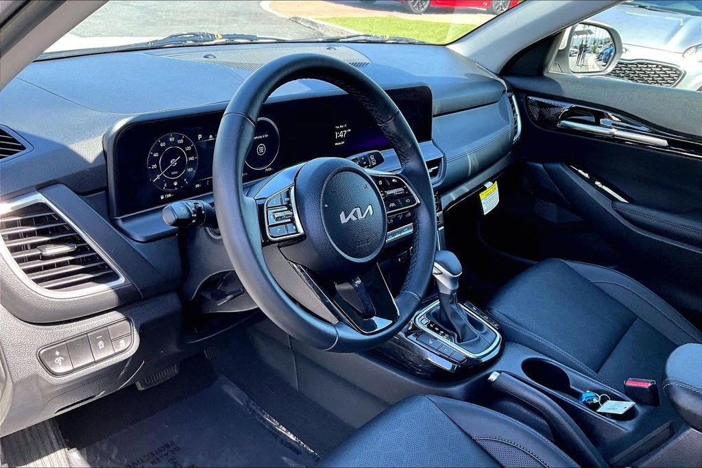 Used 2025 Kia Seltos EX FWD image 11