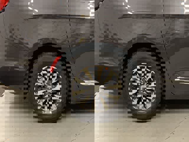 Used 2020 Chrysler Pacifica Limited w/ Advanced Safetytec Group FWD image 25