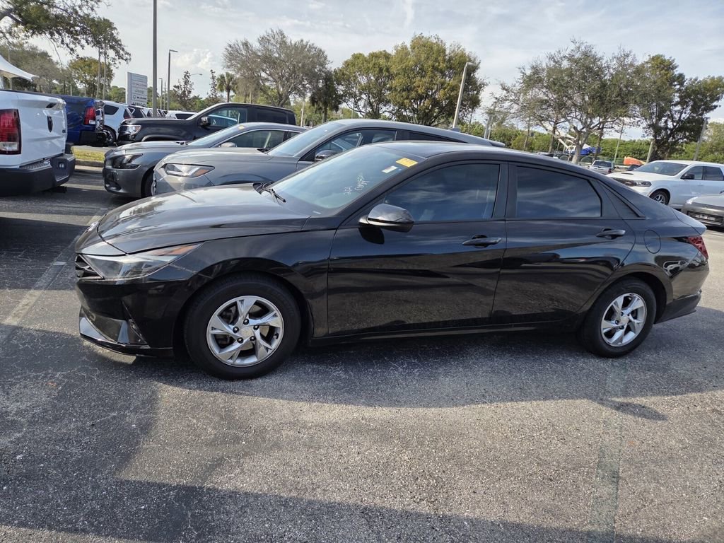 Used 2021 Hyundai Elantra SE image 3