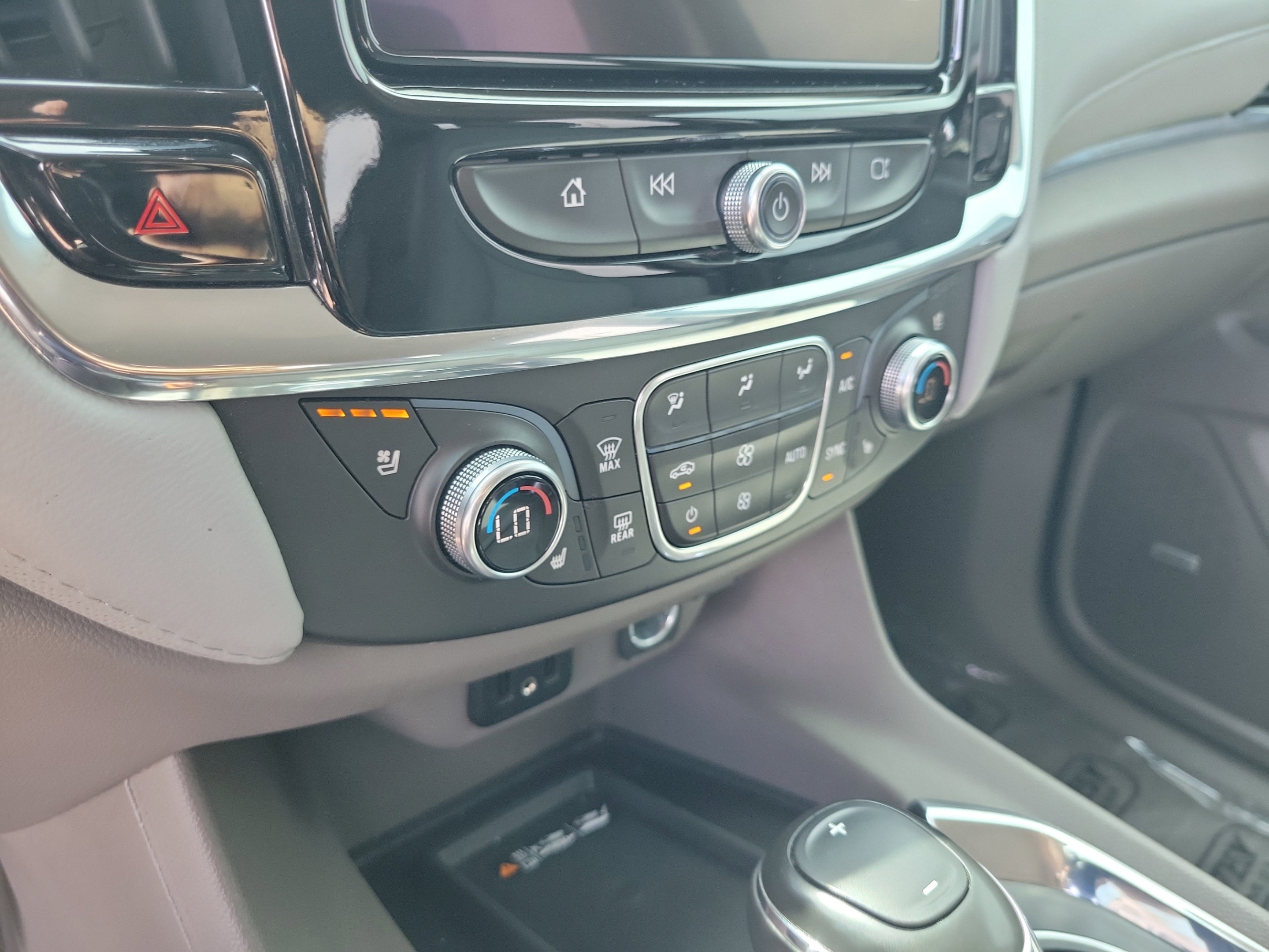 Used 2018 Chevrolet Traverse Premier w/ Driver Confidence II Package FWD image 18