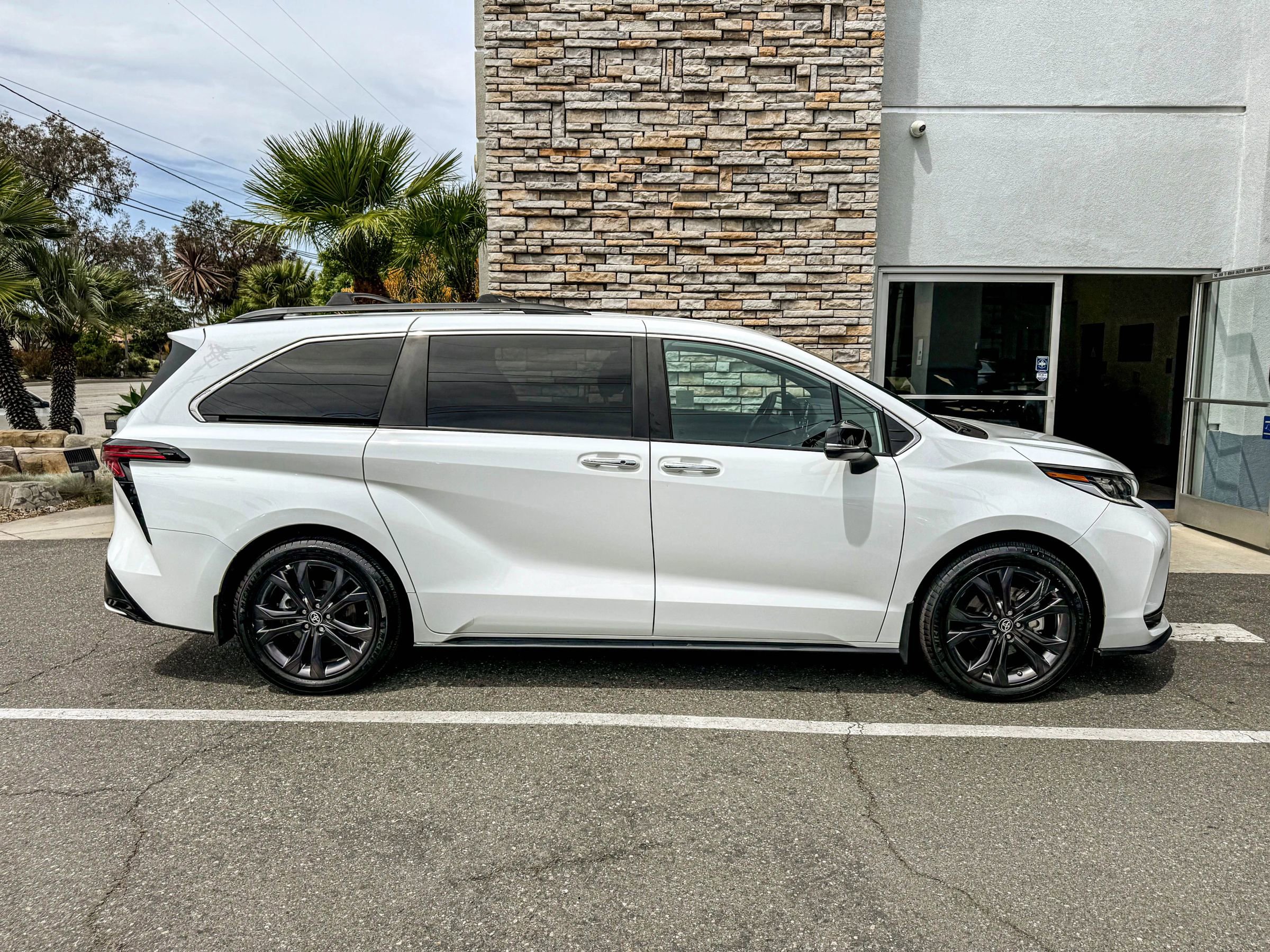 Used 2024 Toyota Sienna XSE w/ XSE Premium Package FWD image 16