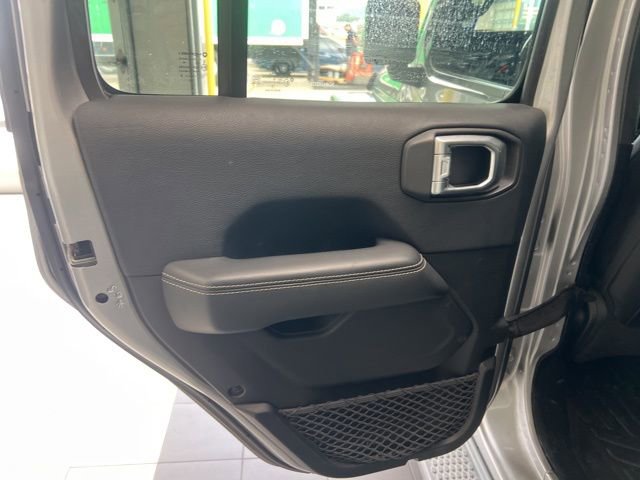 Used 2018 Jeep Wrangler Unlimited Sahara AWD/4WD image 11