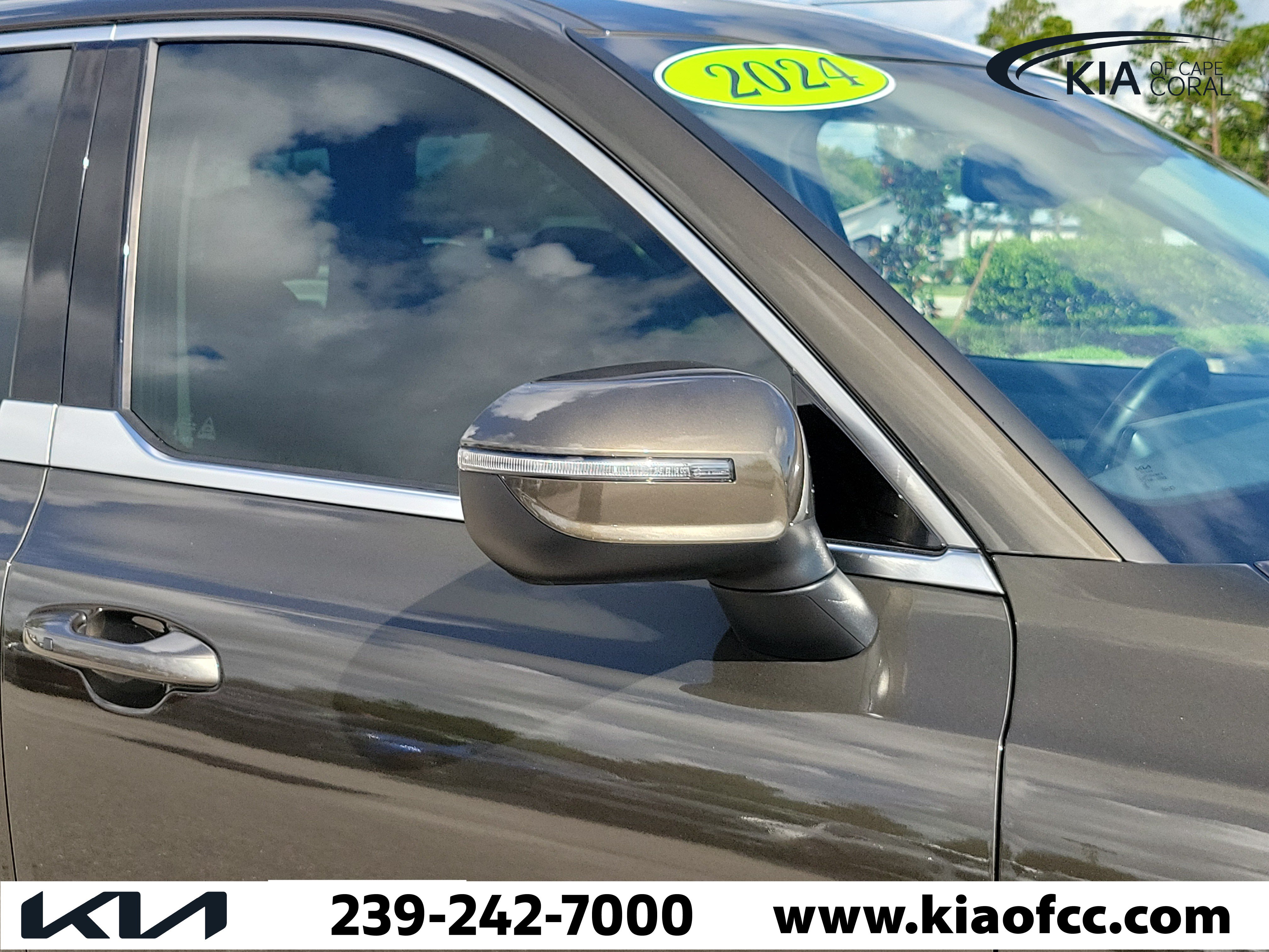 Certified 2024 Kia Telluride EX w/ EX Captain's Chair Package FWD image 8