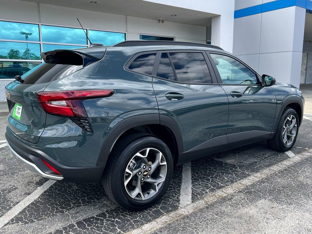 Used 2025 Chevrolet Trax LT image 4