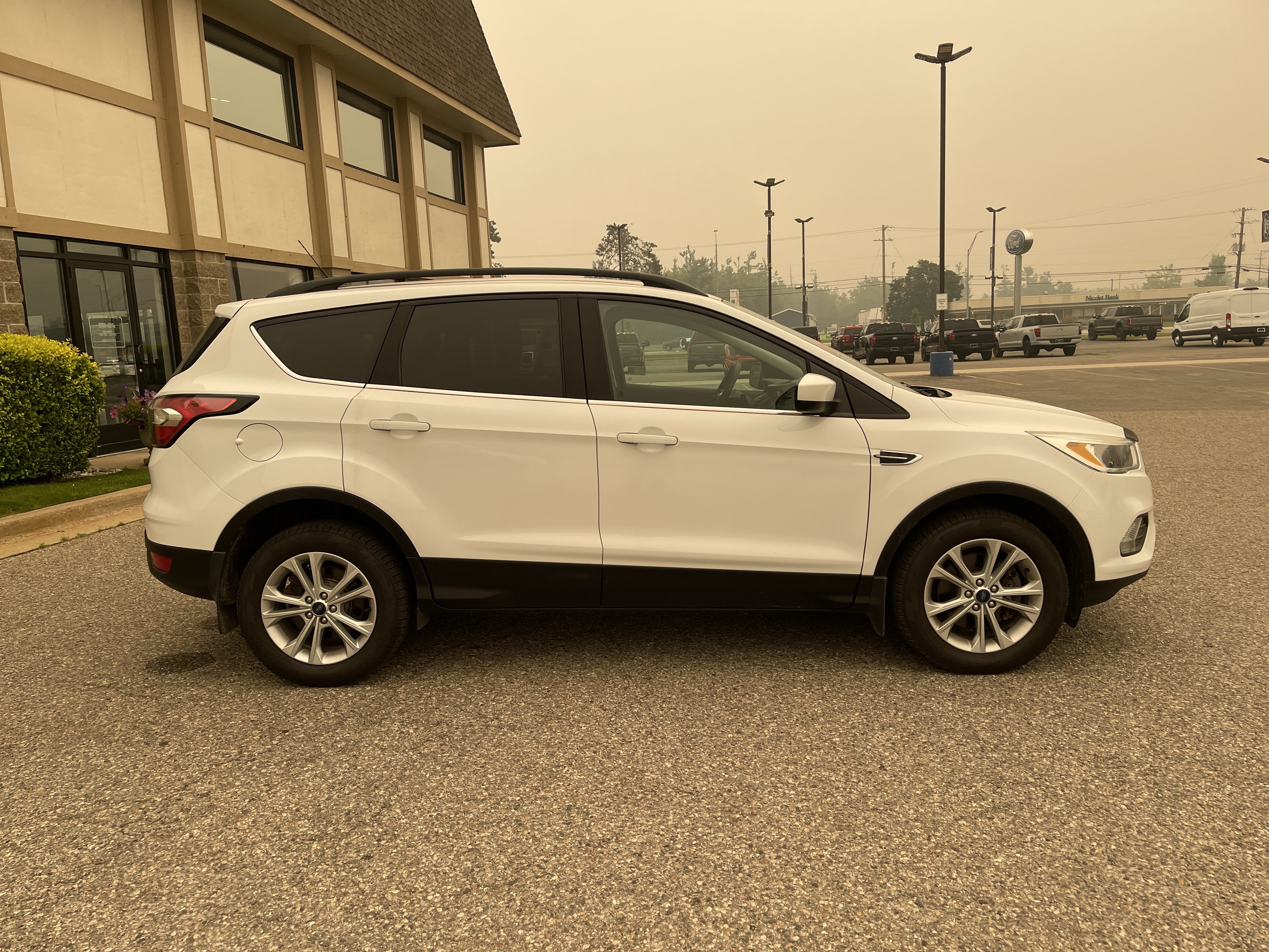 Used 2018 Ford Escape SE w/ SE SYNC Package AWD/4WD image 3
