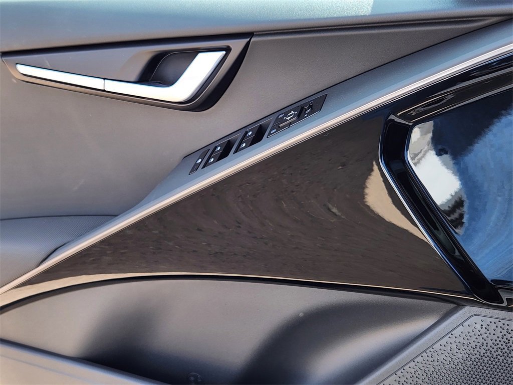 New 2025 Kia Niro EX Touring image 9