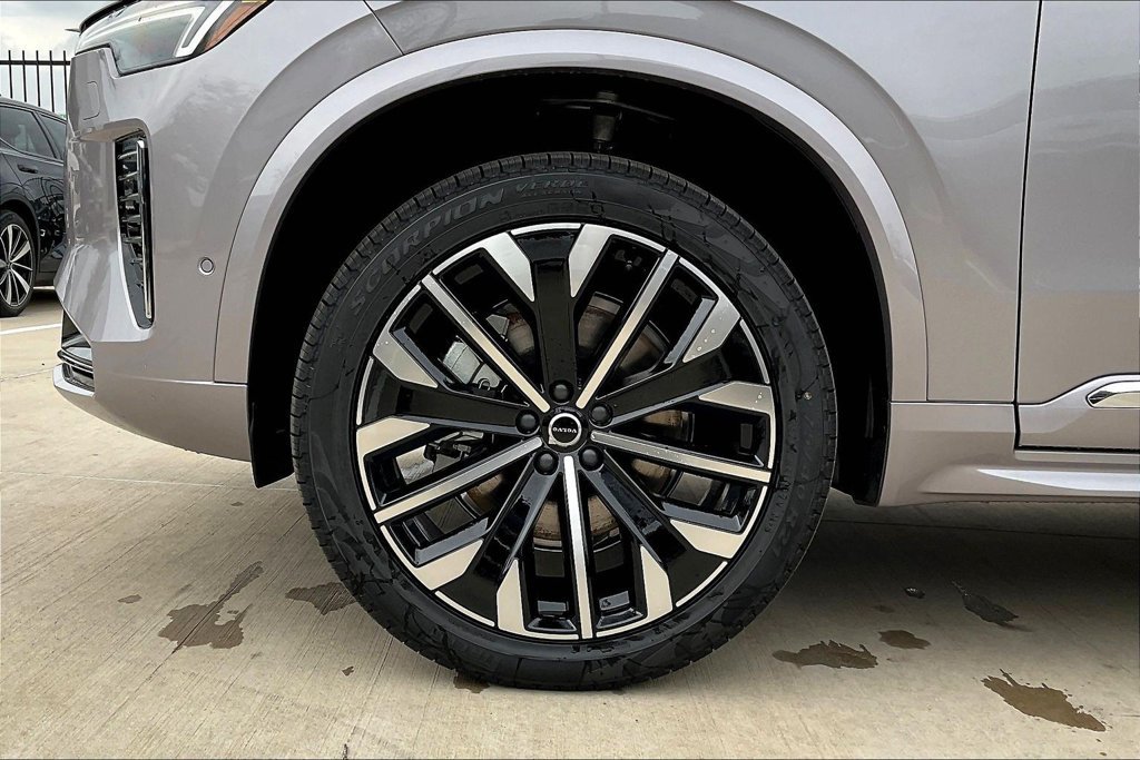 New 2026 Volvo XC90 B5 Plus w/ Protection Package Premier AWD/4WD image 17