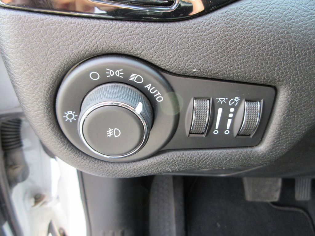 Used 2021 Jeep Cherokee Latitude Plus image 22