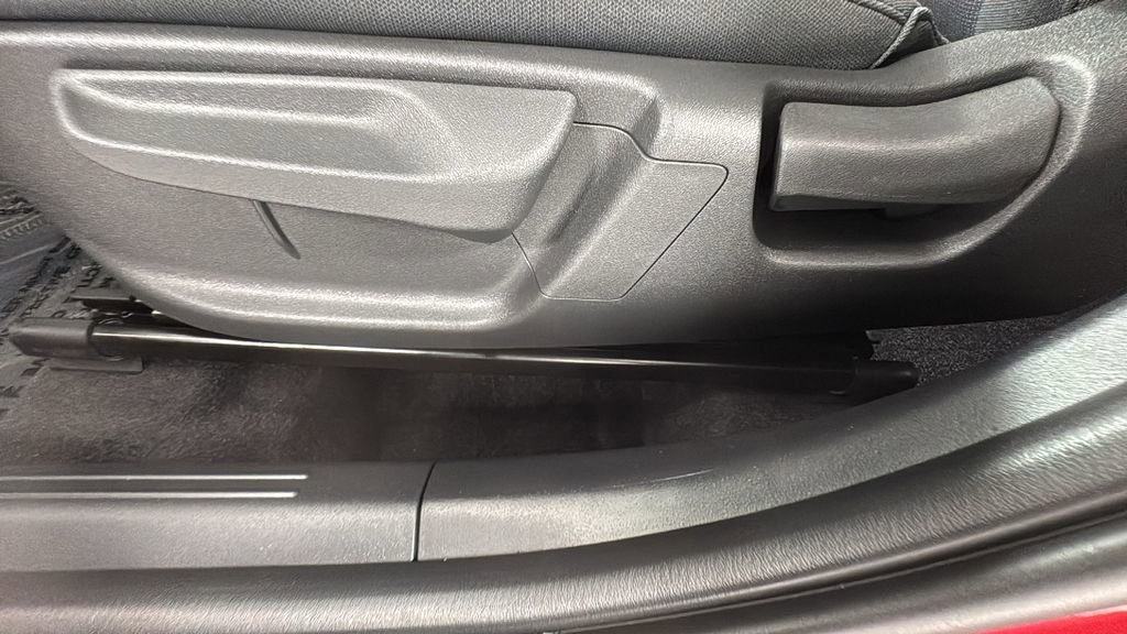 Used 2025 Kia Niro LX image 11