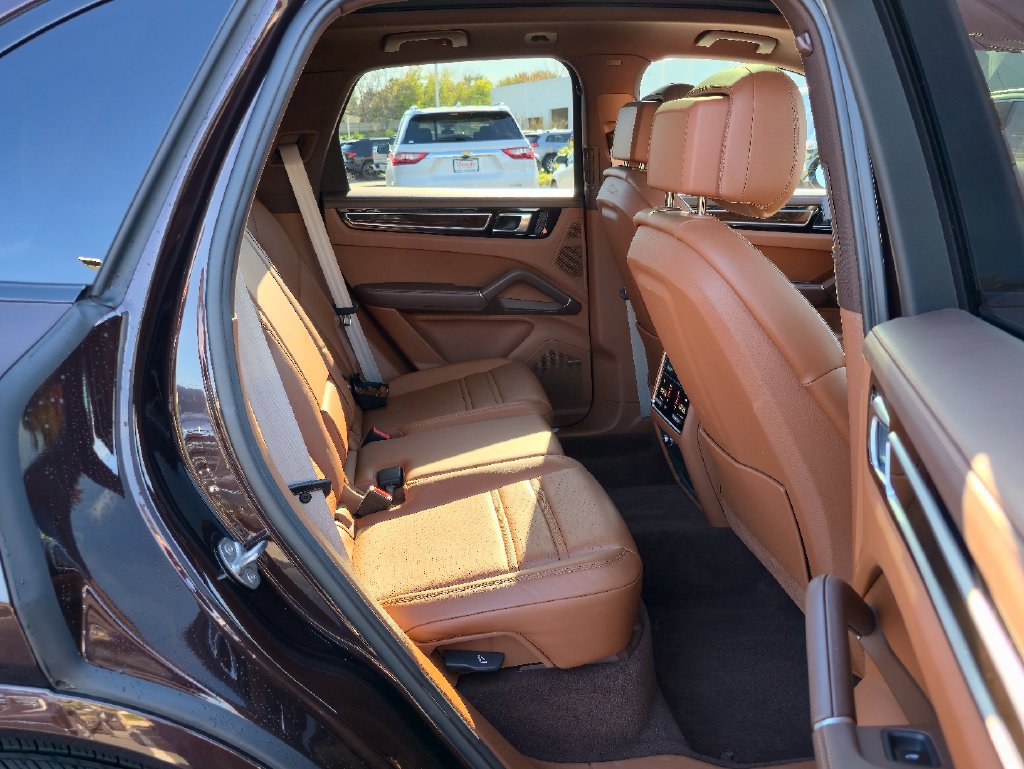 Used 2023 Porsche Cayenne Platinum Edition AWD/4WD image 28