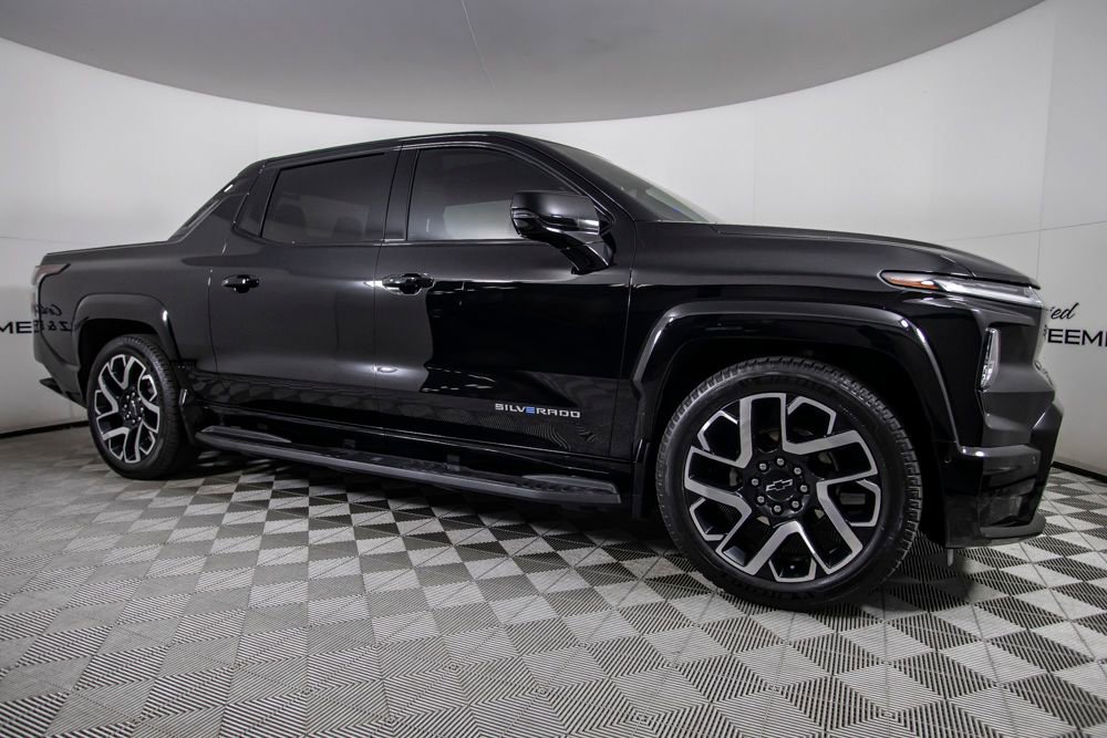 Used 2024 Chevrolet Silverado EV RST AWD/4WD image 2