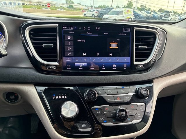 Used 2024 Chrysler Pacifica Touring-L FWD image 29