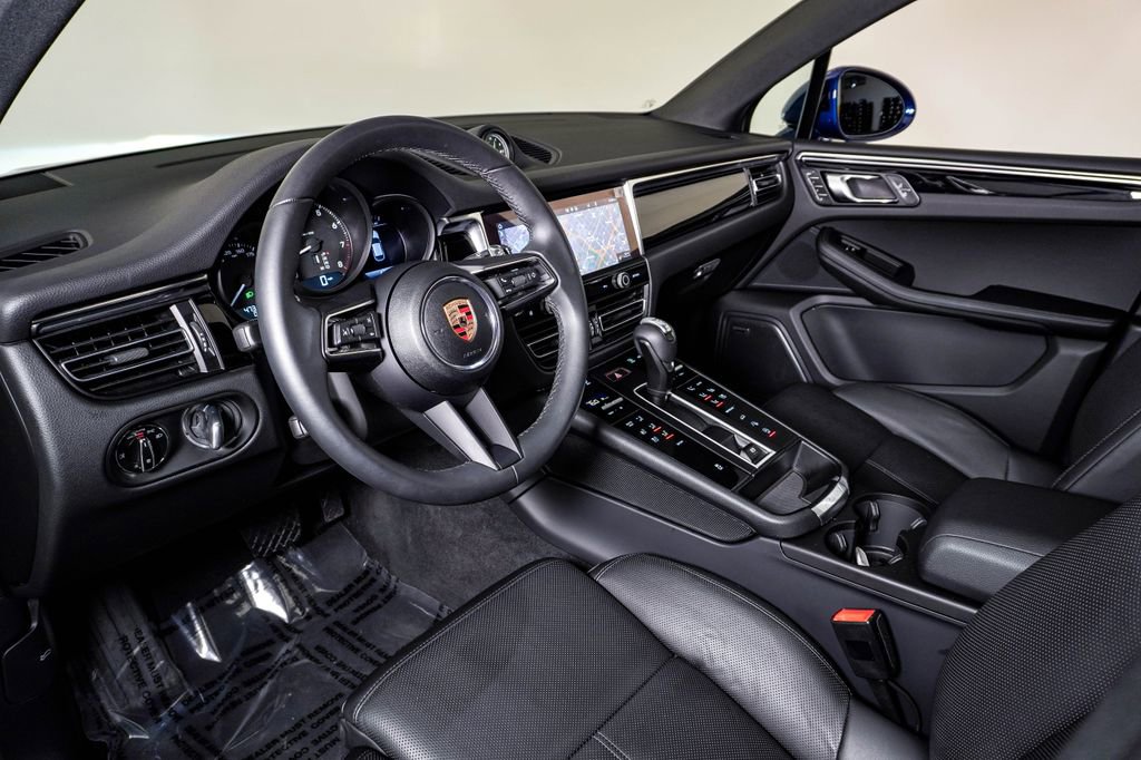 Certified 2025 Porsche Macan image 4