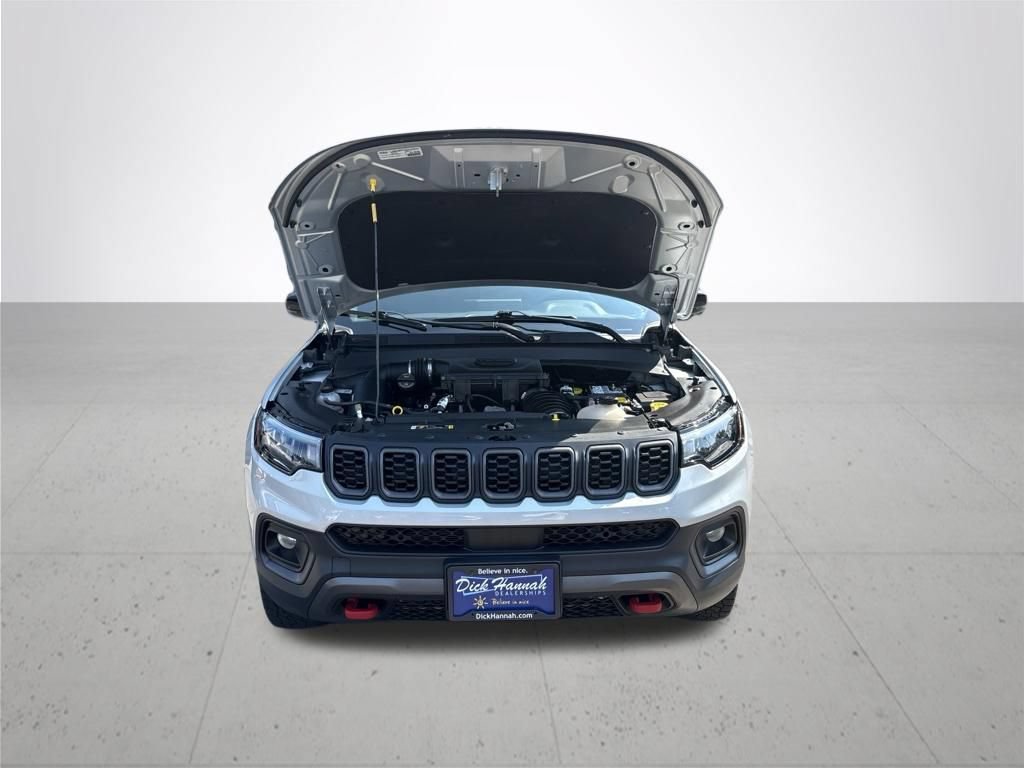 Used 2025 Jeep Compass Trailhawk AWD/4WD image 3