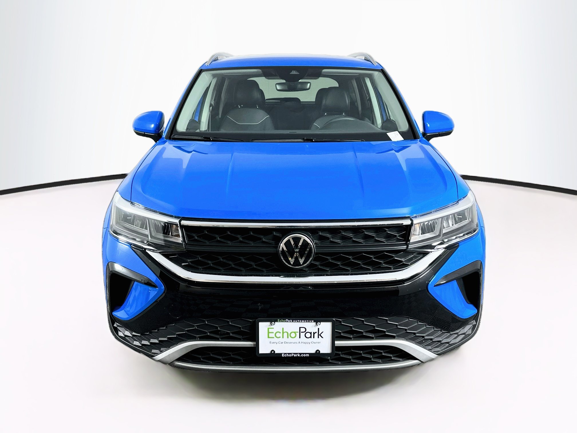 Used 2023 Volkswagen Taos SE w/ Black Wheel Package FWD image 2