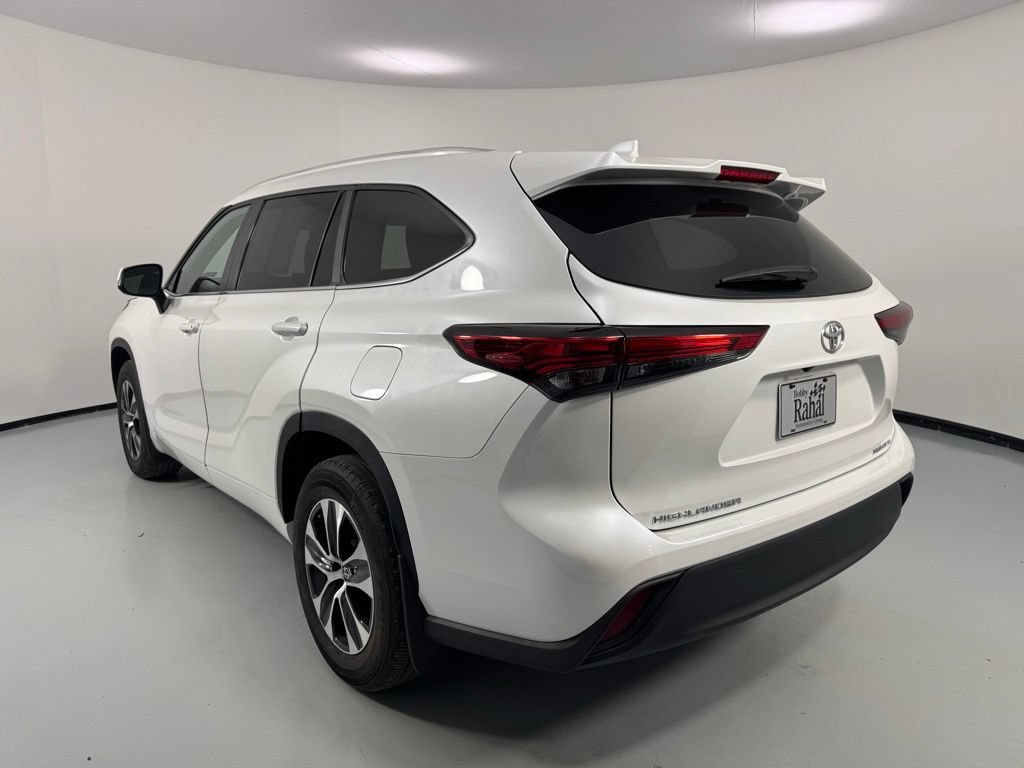Used 2023 Toyota Highlander XLE AWD/4WD image 5