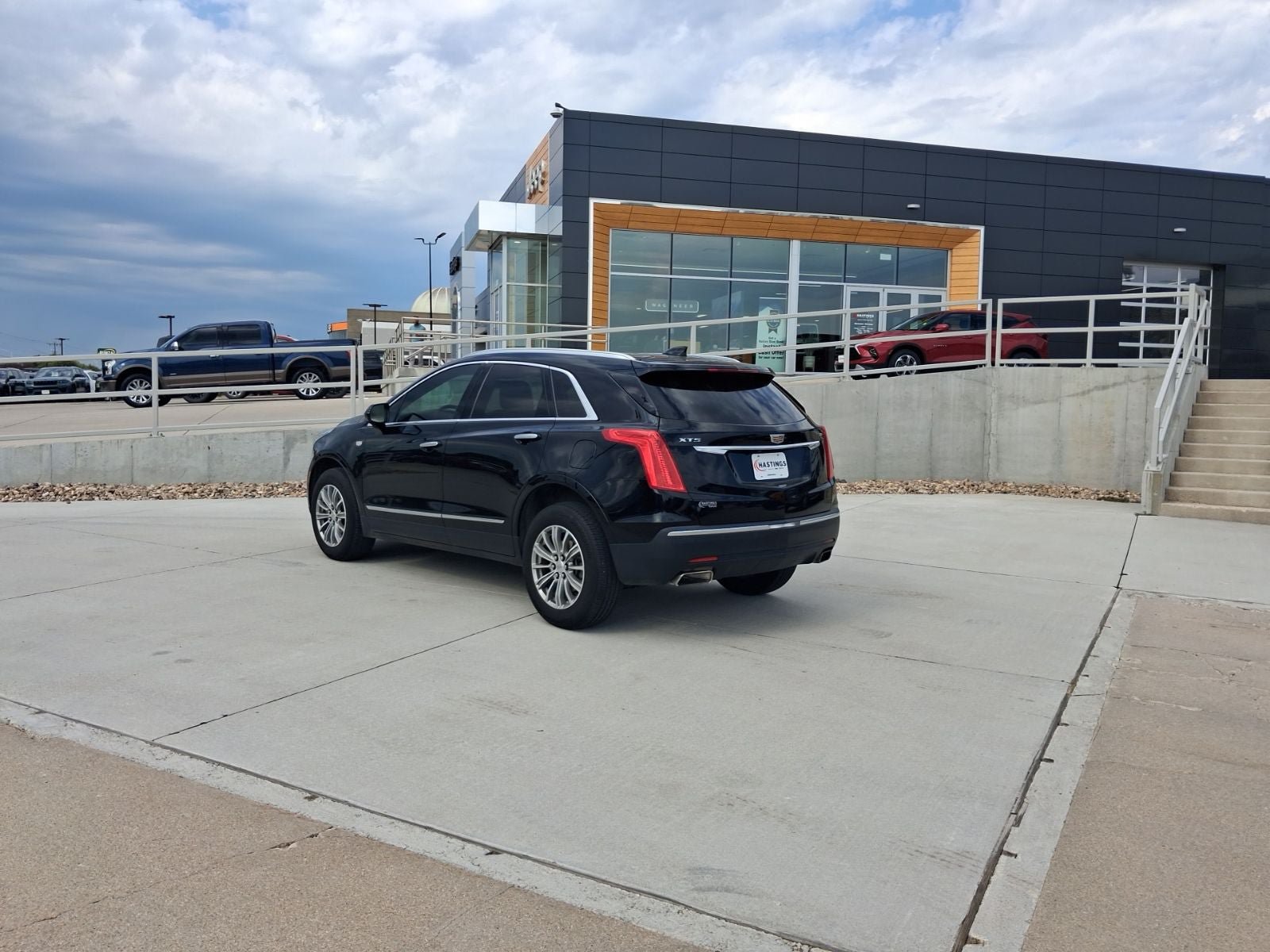 Used 2017 Cadillac XT5 Luxury FWD image 3