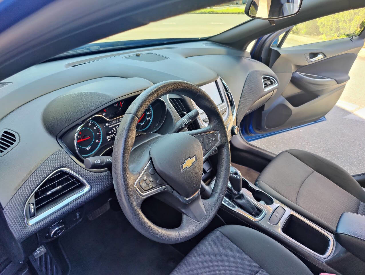 Used 2017 Chevrolet Cruze LT w/ Convenience Package FWD image 18