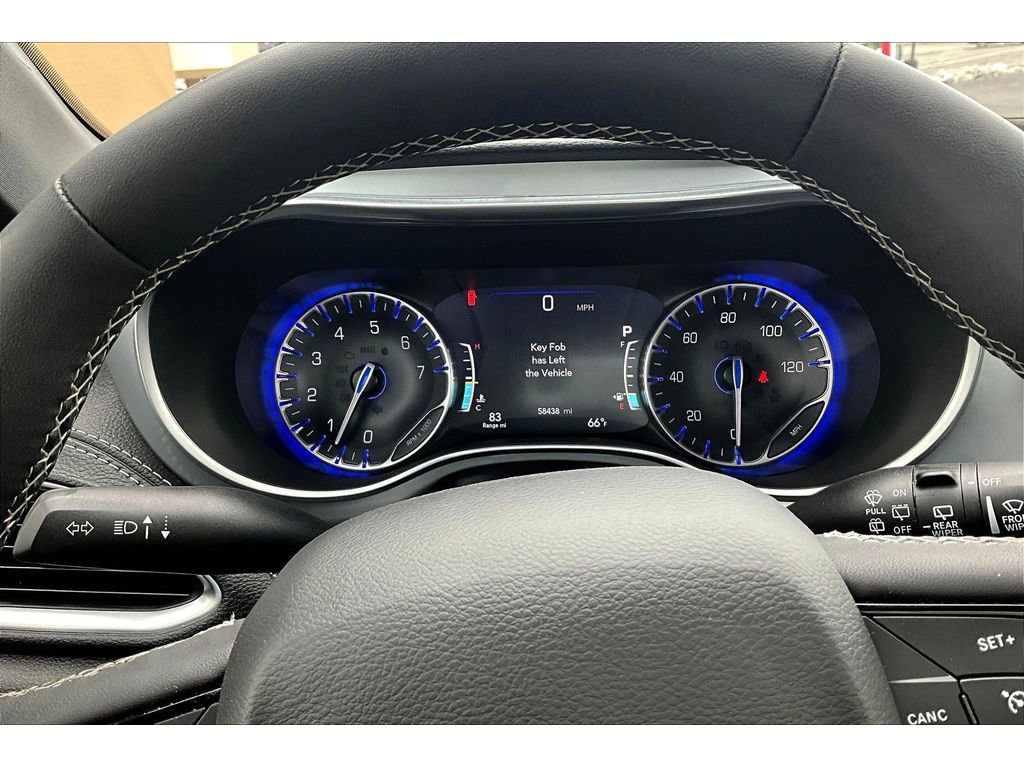 Used 2025 Chrysler Pacifica Limited image 27
