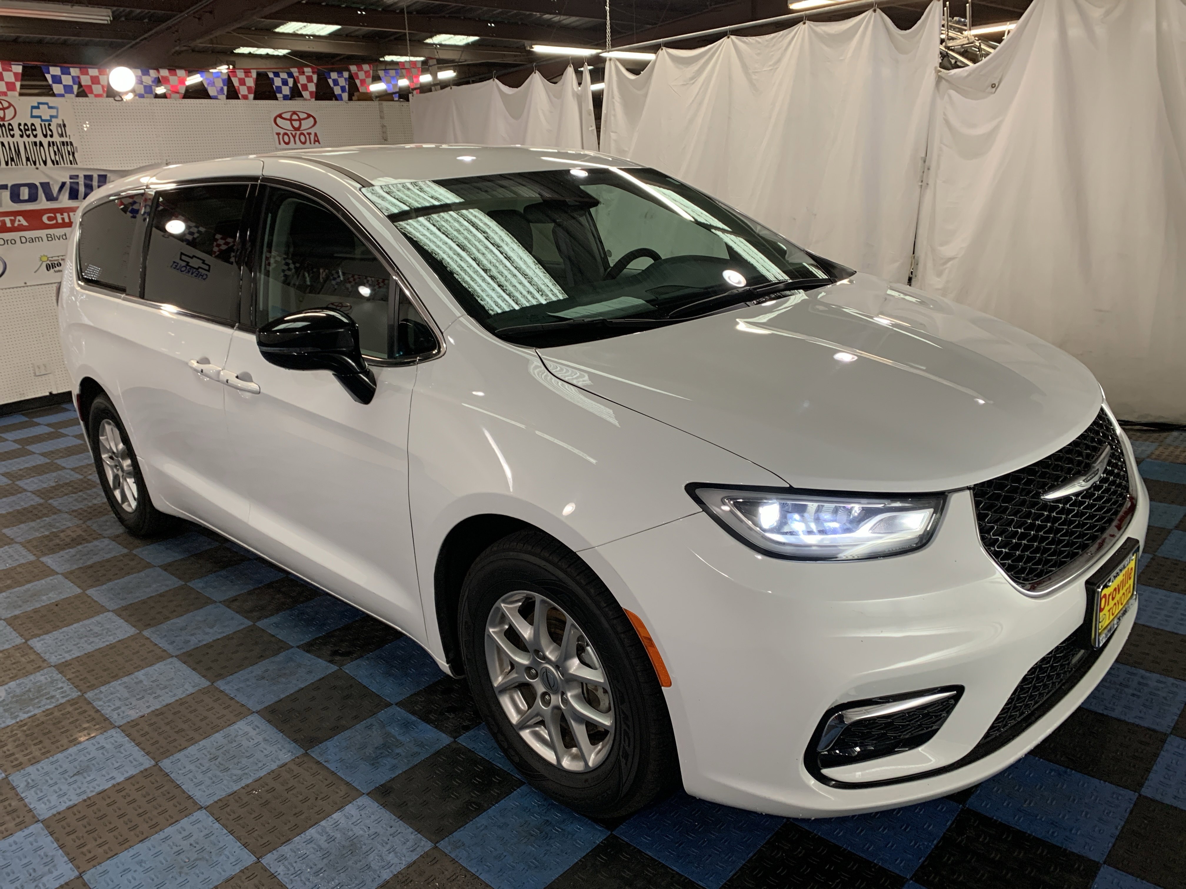 Used 2024 Chrysler Pacifica Touring-L image 7