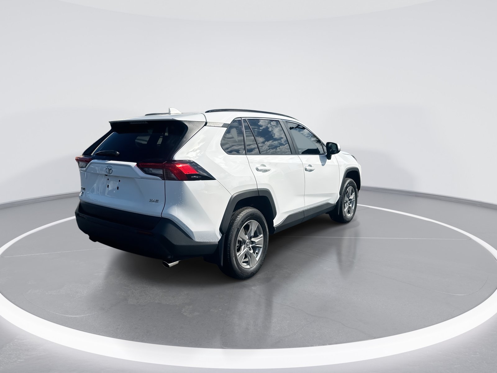 Used 2025 Toyota RAV4 XLE w/ Convenience Package FWD image 9