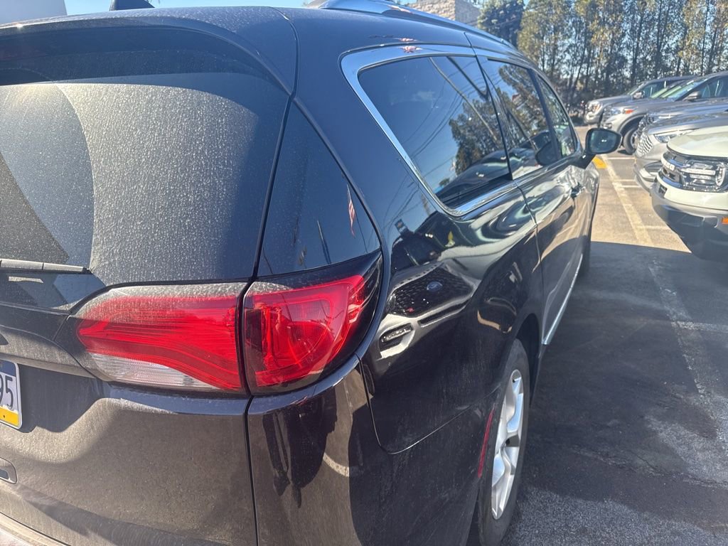 Used 2018 Chrysler Pacifica Touring-L Plus w/ Tire & Wheel Group image 5
