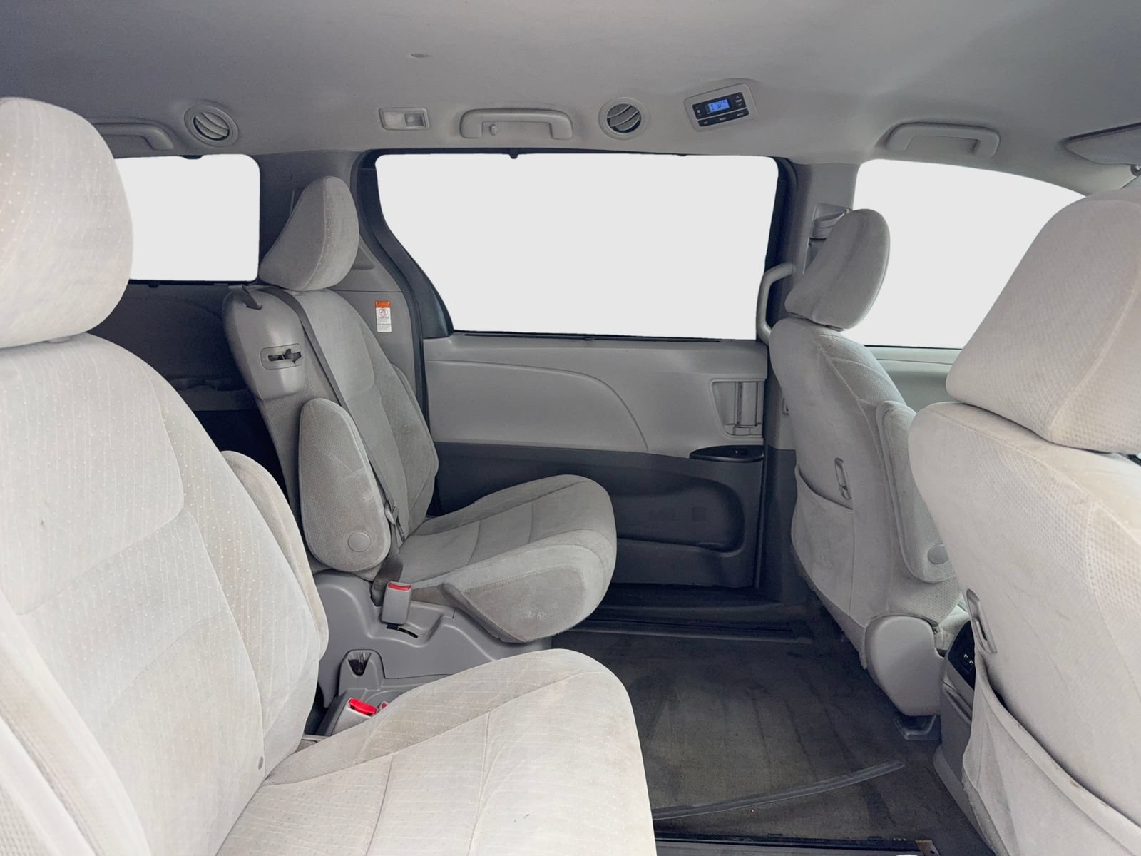 Used 2018 Toyota Sienna LE w/ Carpet Mat Package FWD image 44