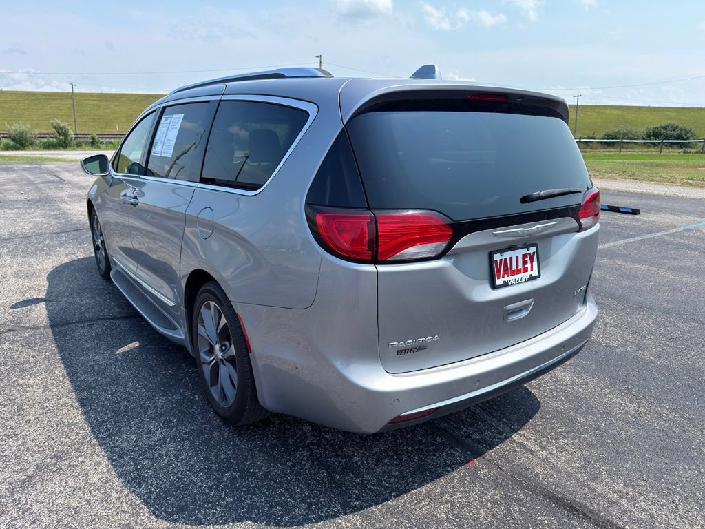 Used 2017 Chrysler Pacifica Limited w/ Advanced Safetytec Group FWD image 18