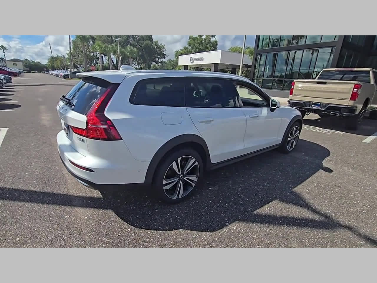Used 2023 Volvo V60 B5 Cross Country Plus image 32