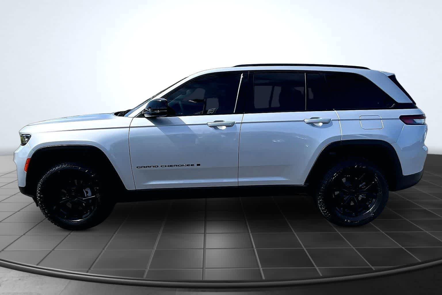 Used 2024 Jeep Grand Cherokee Altitude AWD/4WD image 3