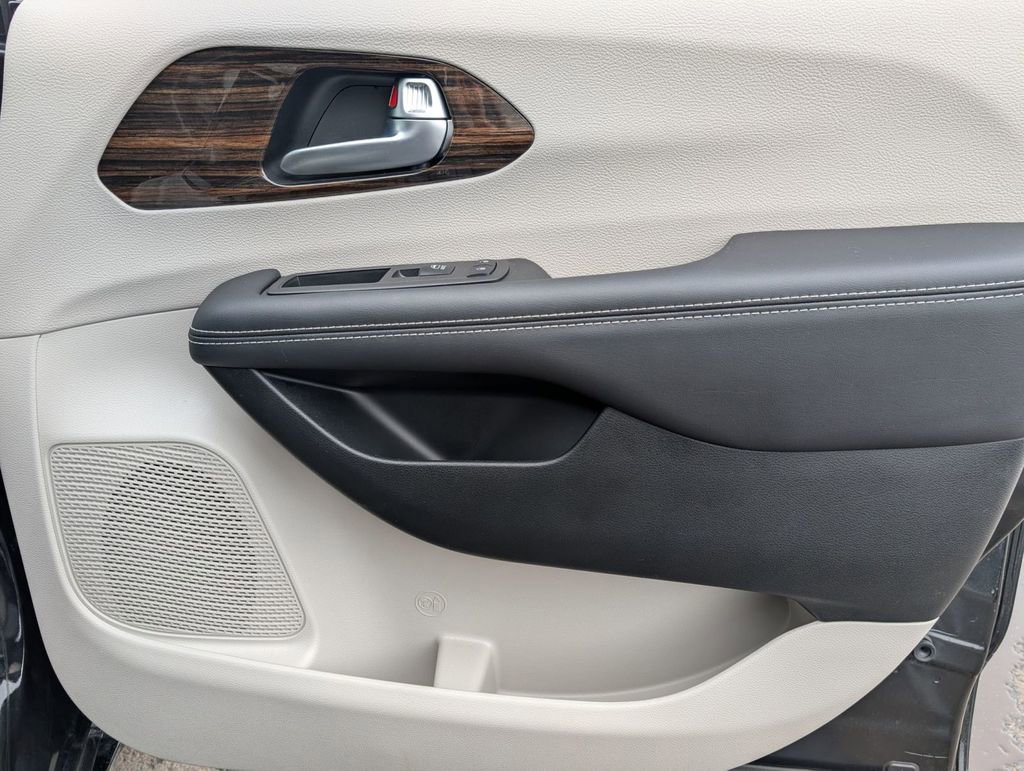 Used 2023 Chrysler Pacifica Limited image 47