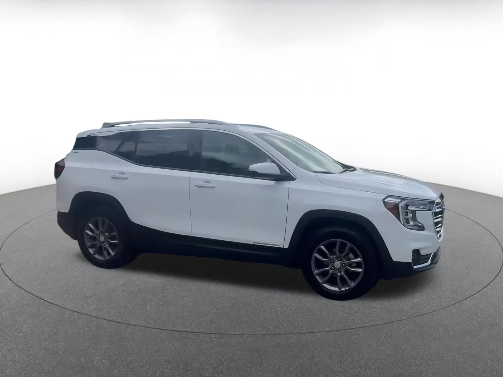 Used 2024 GMC Terrain SLT image 2