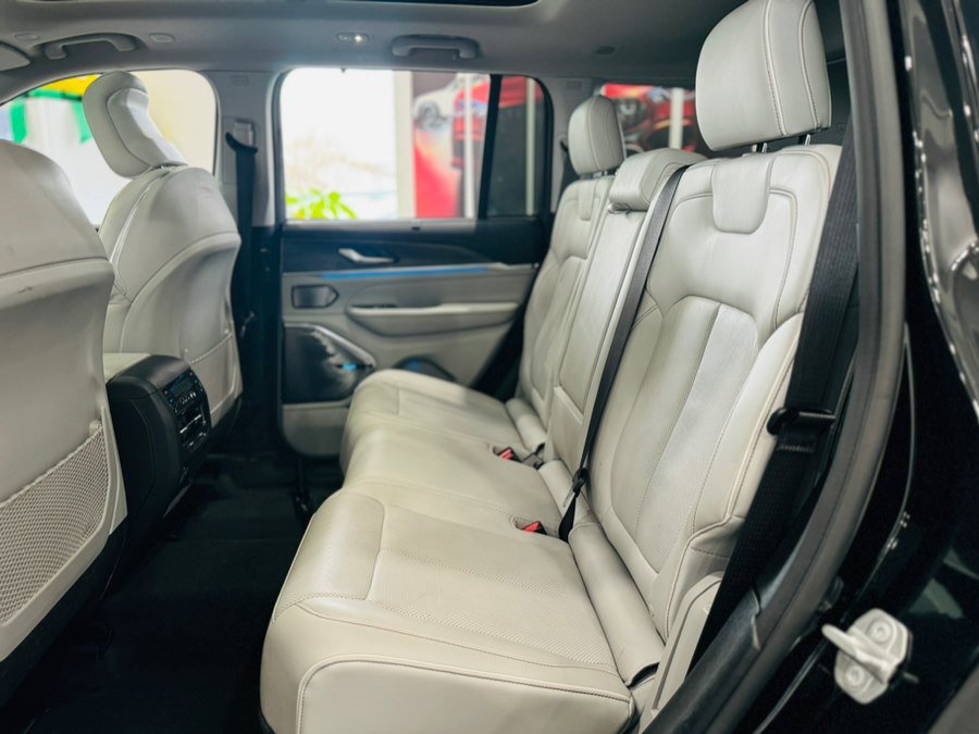 Used 2022 Jeep Grand Cherokee Overland w/ Adv Protech Group III image 17