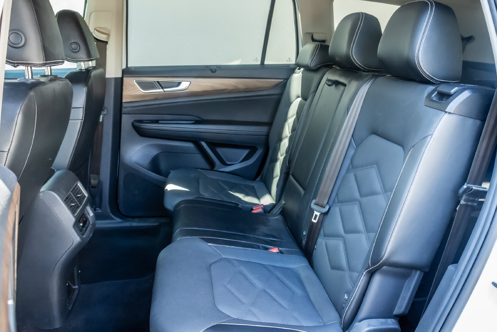 Used 2024 Volkswagen Atlas SE AWD/4WD image 13