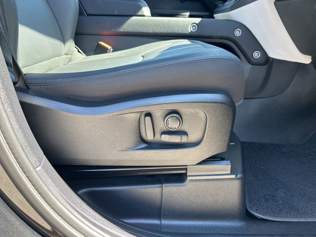 Used 2025 Land Rover Defender 110 S image 40