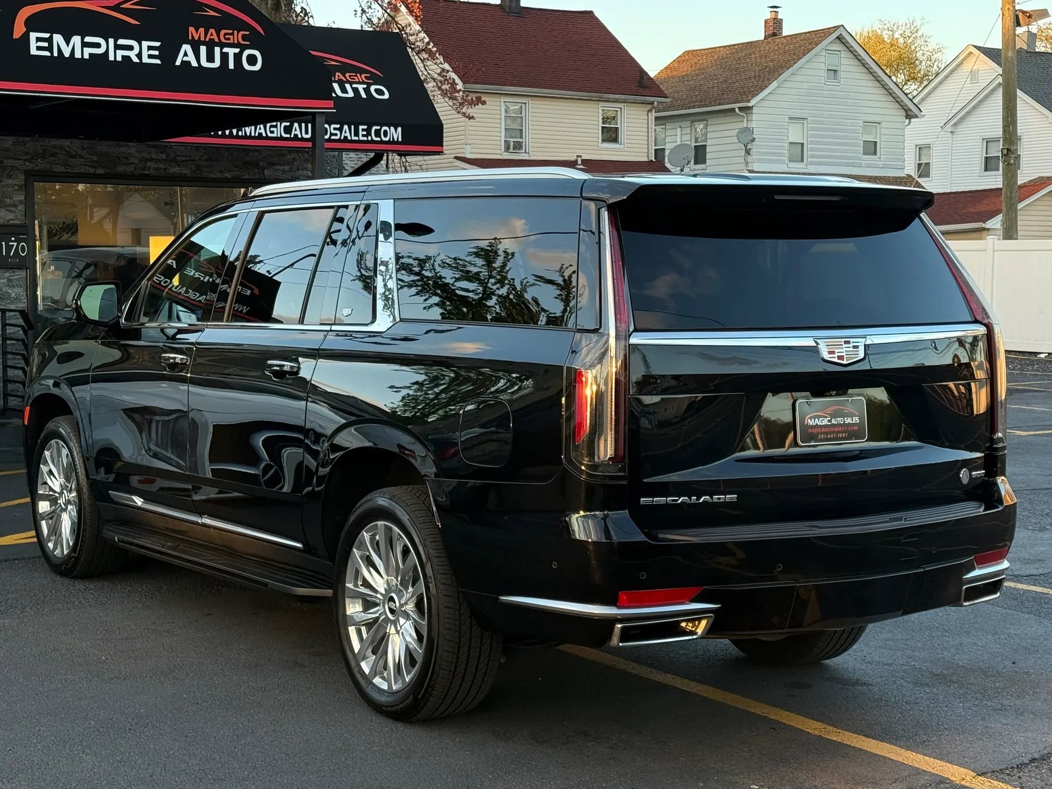 Used 2023 Cadillac Escalade ESV Premium Luxury AWD/4WD image 8