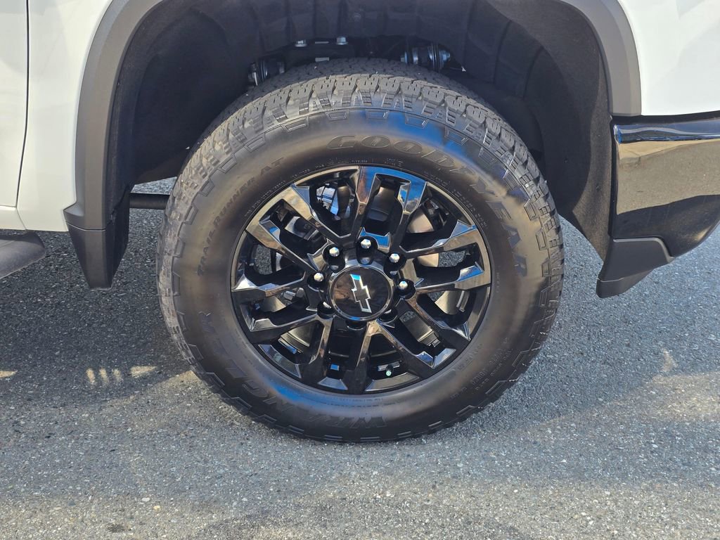 Used 2025 Chevrolet Silverado 2500 LTZ w/ LTZ Plus Package AWD/4WD image 9