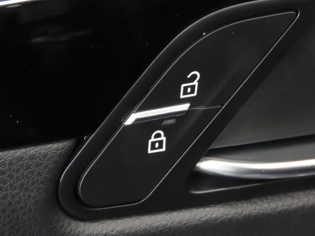 Certified 2026 Porsche Macan AWD/4WD image 37