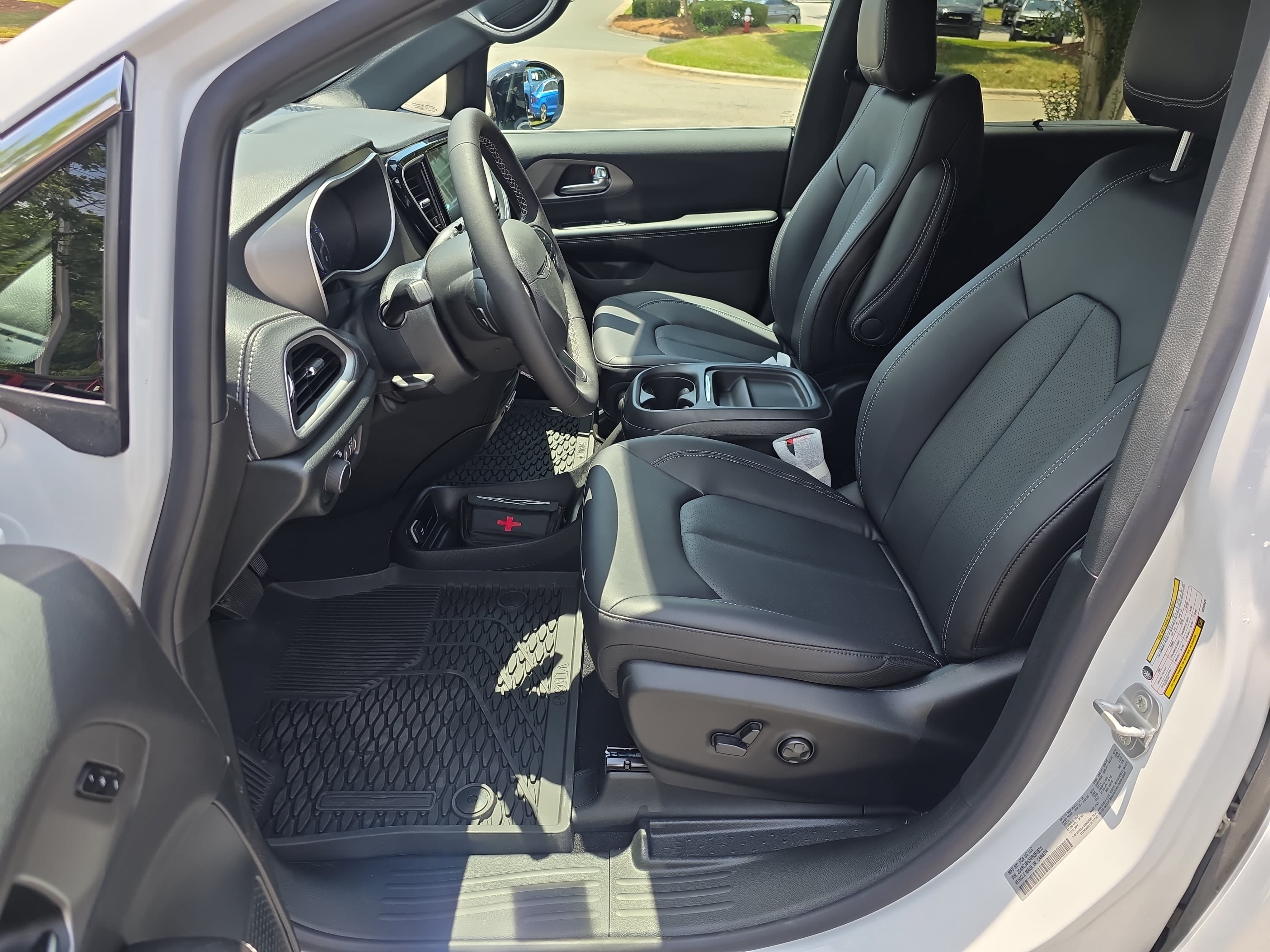 New 2027 Chrysler Pacifica Select AWD/4WD image 13