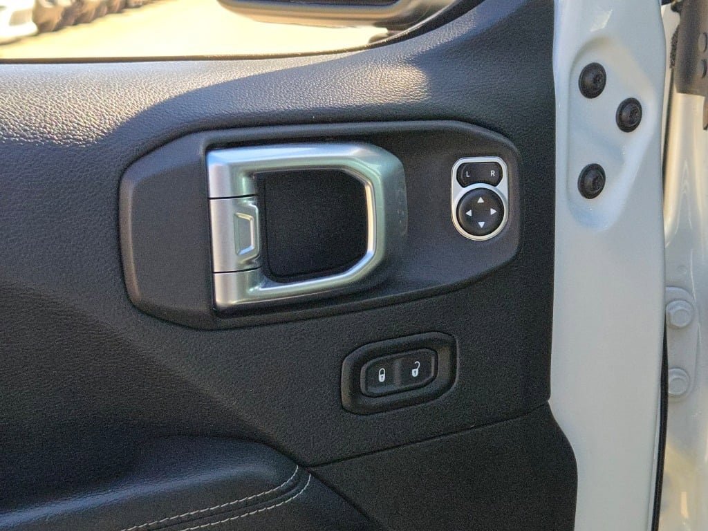 Used 2018 Jeep Wrangler Unlimited Sahara w/ Cold Weather Group image 22