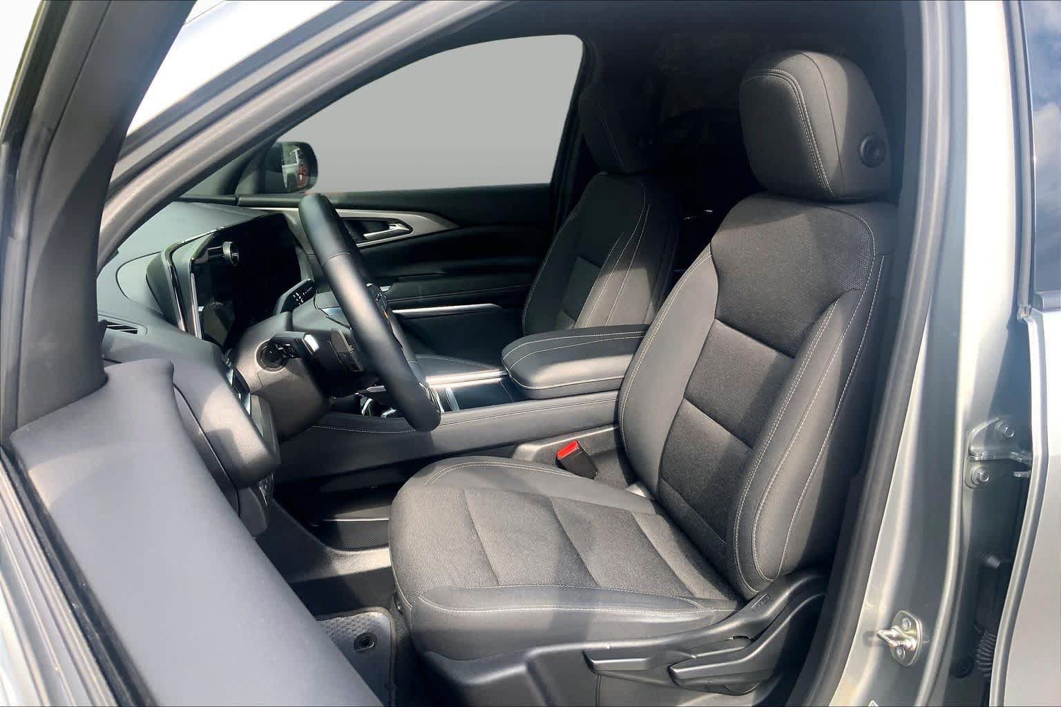 Used 2024 Chevrolet Traverse LS FWD image 8
