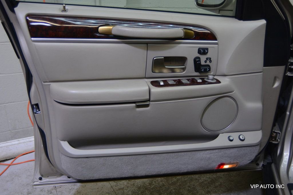 Used 2010 Lincoln Town Car Signature Limited image 7