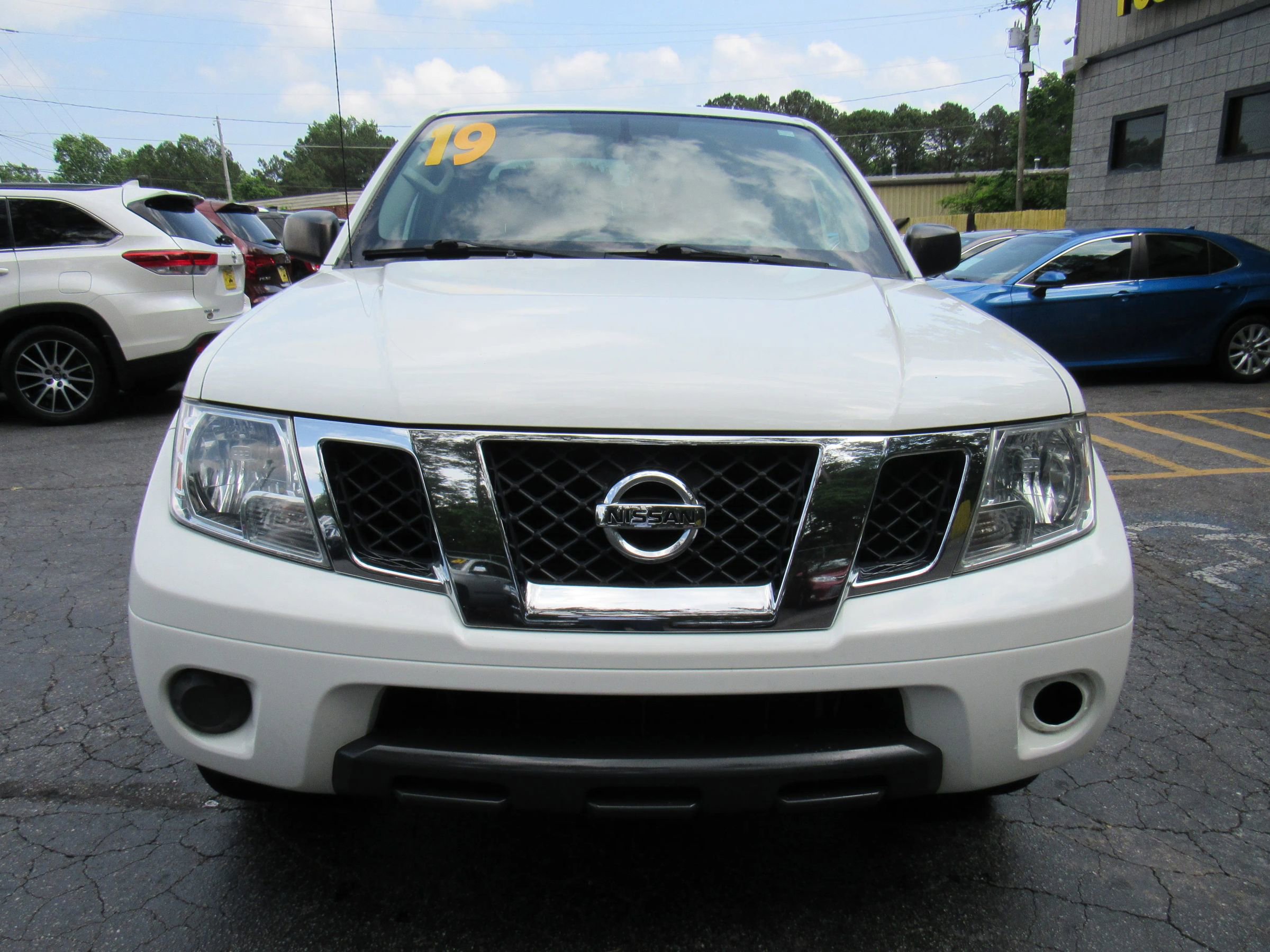 Used 2019 Nissan Frontier SV RWD image 2