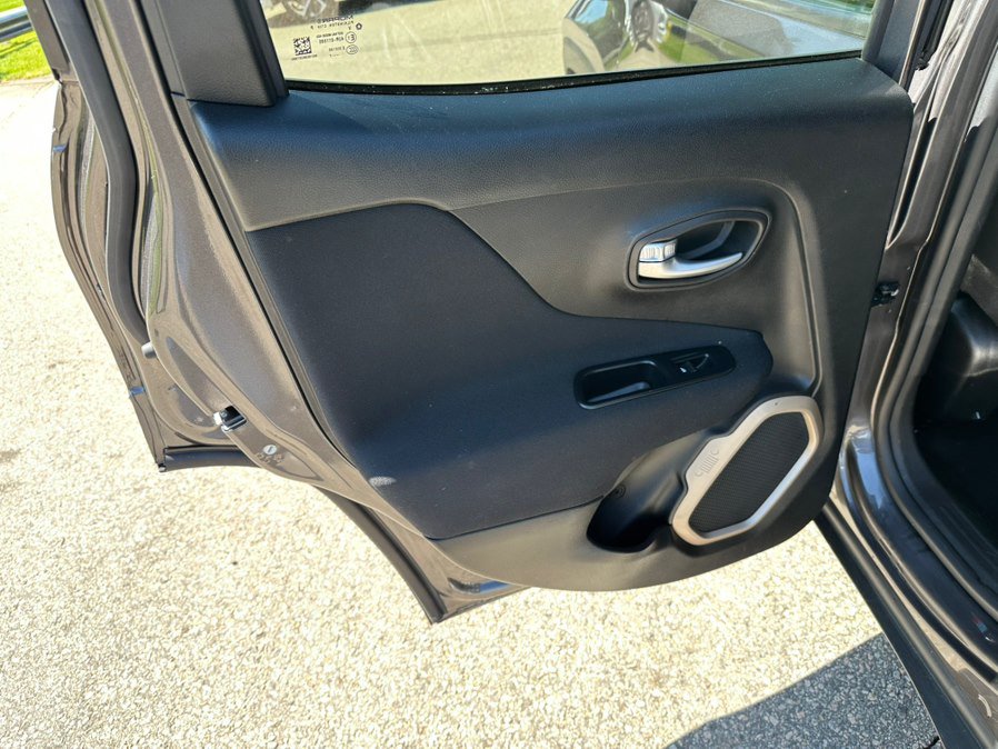 Used 2017 Jeep Renegade Latitude AWD/4WD image 16