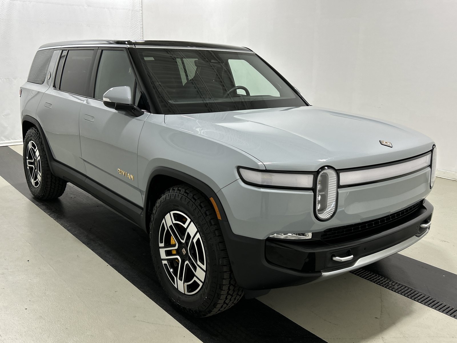Used 2023 Rivian R1S Adventure AWD/4WD image 7