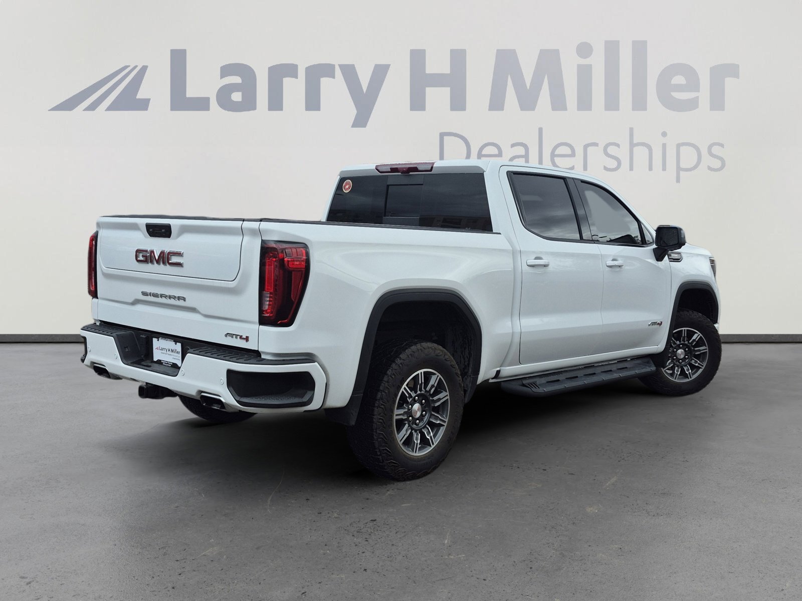 Used 2024 GMC Sierra 1500 AT4 w/ Technology Package image 5
