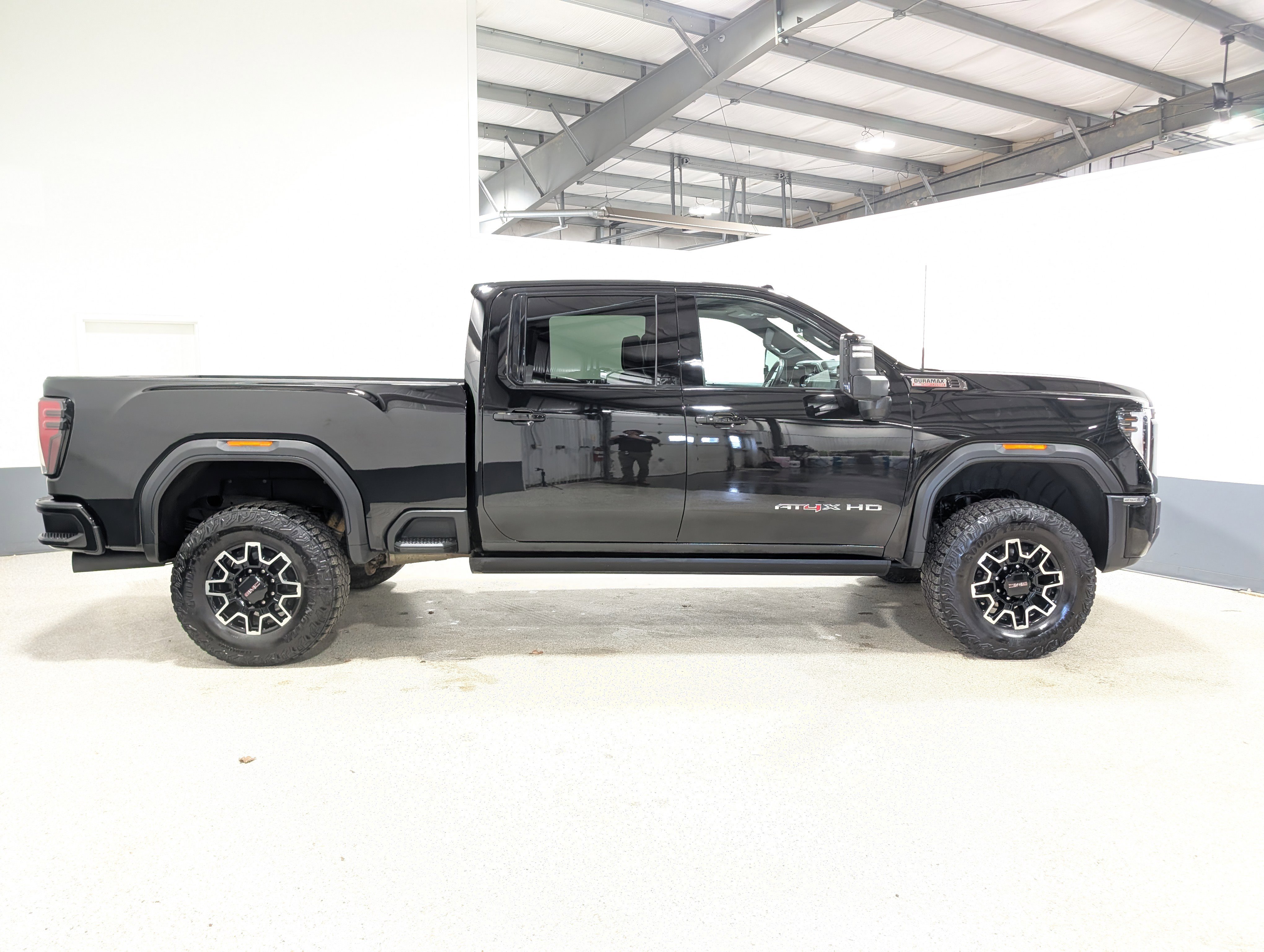 Used 2024 GMC Sierra 2500 AT4X AWD/4WD image 2