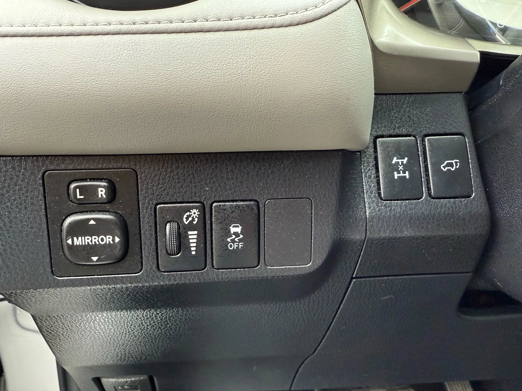 Used 2013 Toyota RAV4 Limited image 28